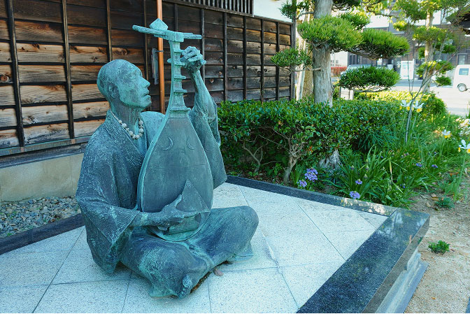 耳なし芳一の像